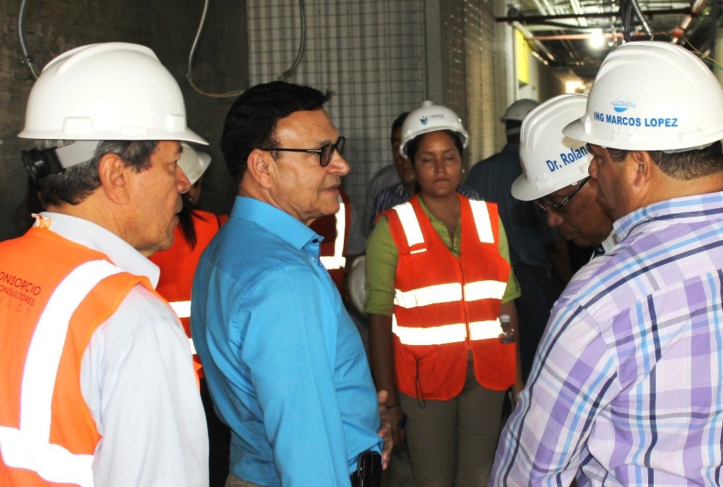 El Ing. Miguel Pimentel Kareh, durante recorrido por el Hospital Cabral y Báez